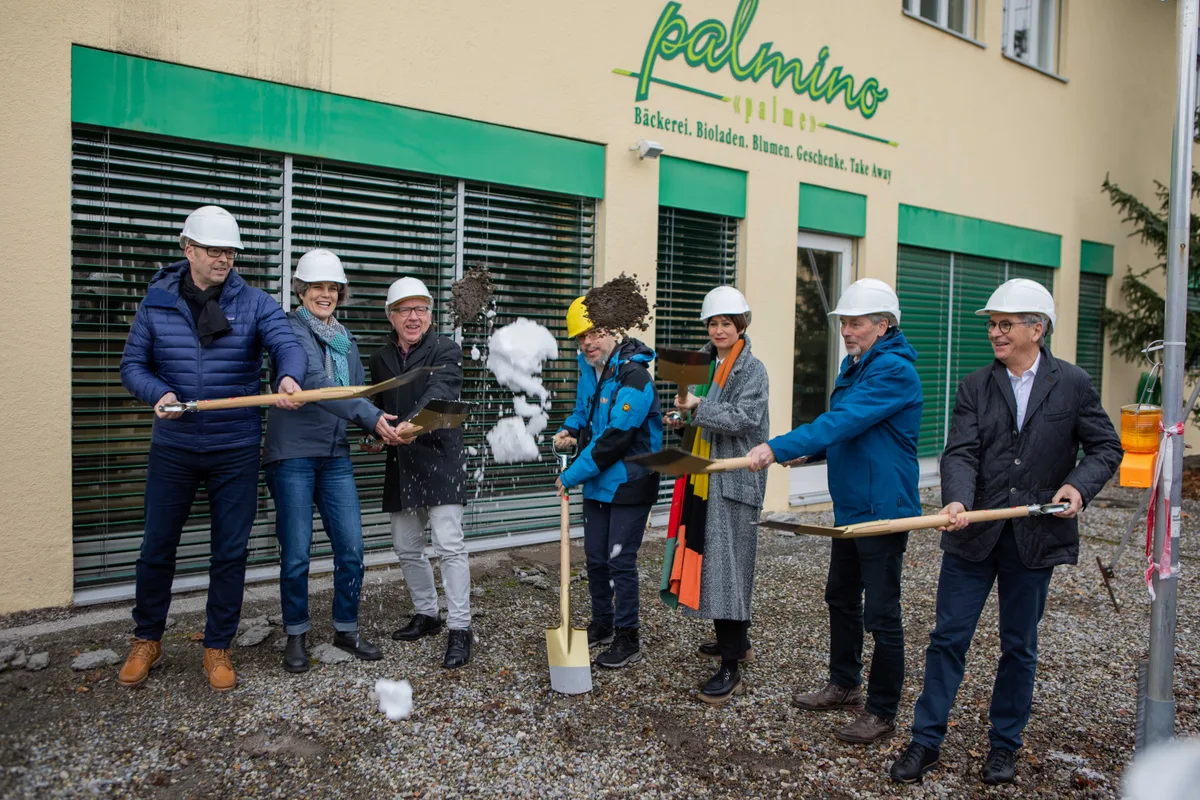 Obwohl der Boden etwas hart war, konnte mit den Schaufeln gebuddelt werden. Impressionen des Spatenstichs der «Palme futura».